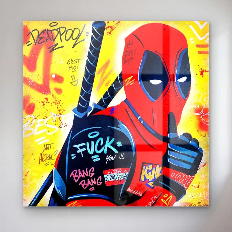 Deadpool Grafiti Pop Art cam tablo — Sarı grafiti zeminde parmağını dudağına koyan Deadpool ve yazılar