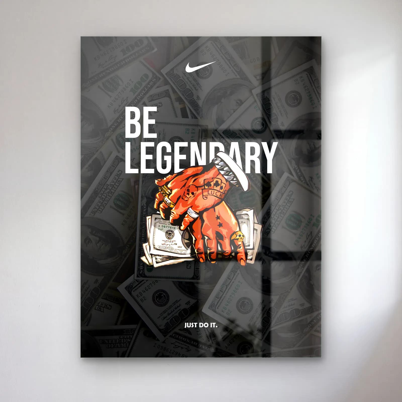 Be Legendary Motivasyon Set Parça 1 cam tablo — Koyu dolar fonunda para tutan dövmeli eller ve Be Legendary yazısı