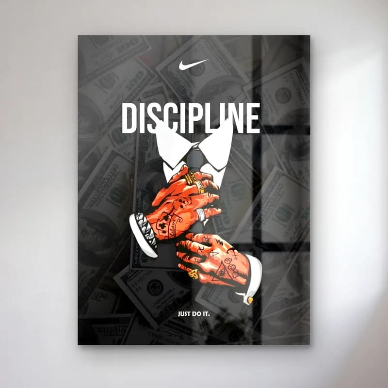 Discipline Motivasyon Set Parça 3 cam tablo — Koyu dolar fonunda takım elbise, dövmeli eller ve Discipline yazısı