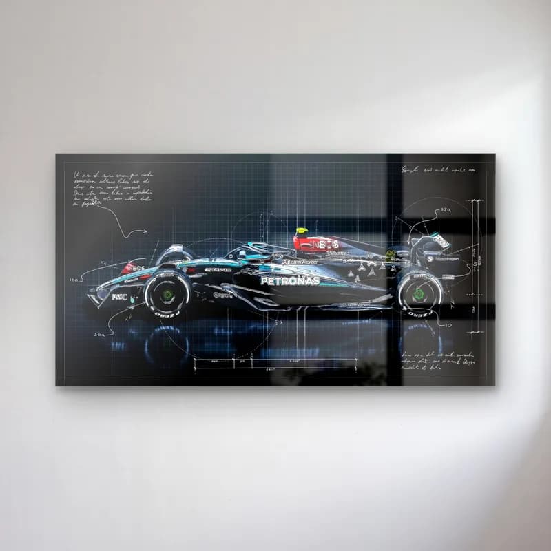 Mercedes F1 Koyu Blueprint Yan cam tablo — Koyu teknik çizim zemininde yandan siyah Mercedes F1 aracı