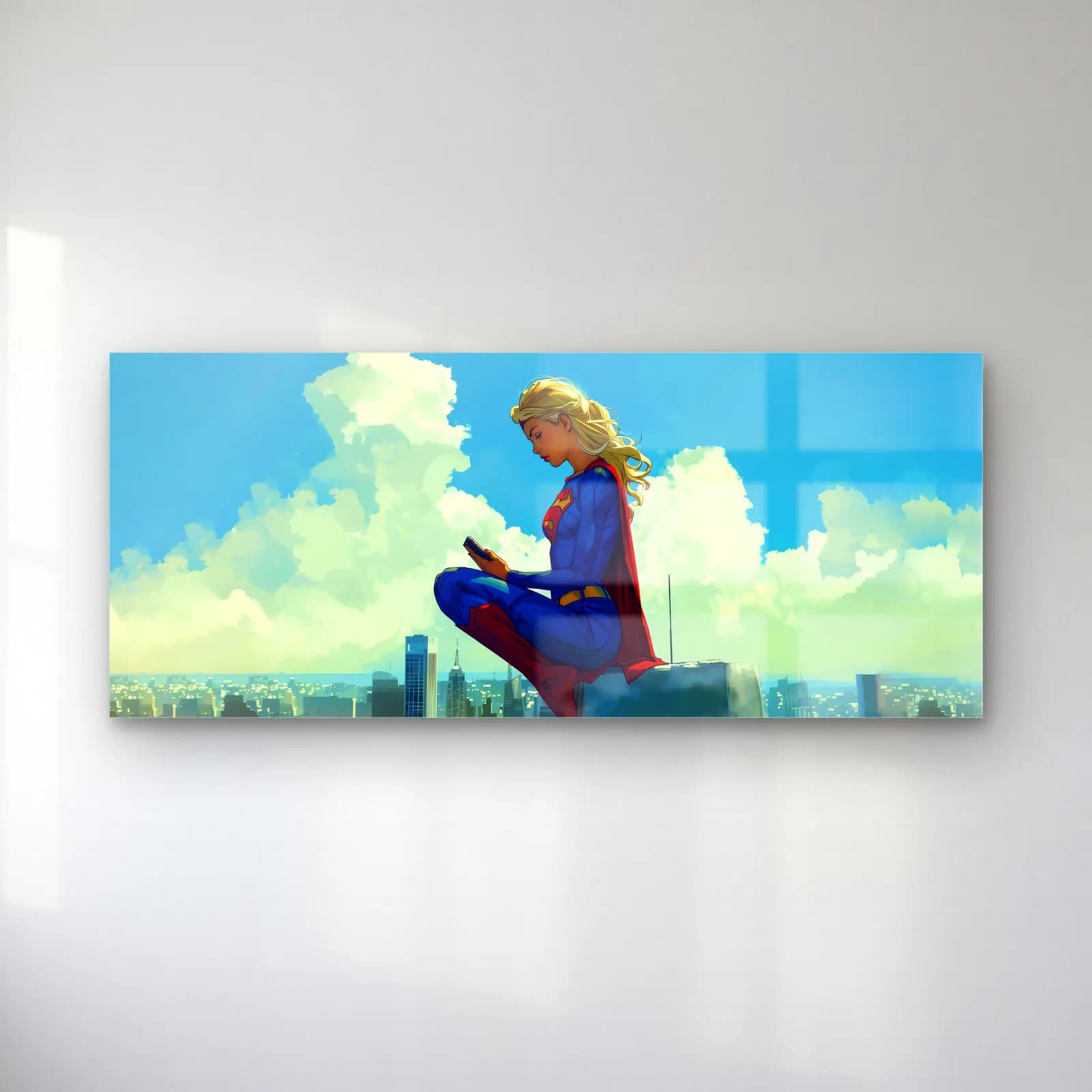 Bulutlar Üstünde Supergirl cam tablo — Bulutlu mavi gökyüzü ve şehir önünde oturan sarışın Supergirl