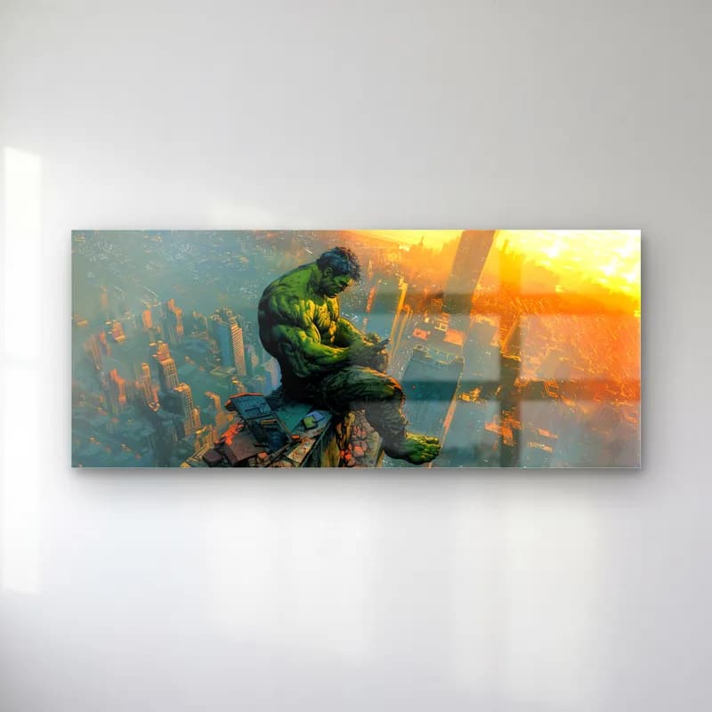 Gün Batımında Hulk cam tablo — Turuncu gün batımında şehir üzerinde enkaz yığınında oturan yeşil Hulk