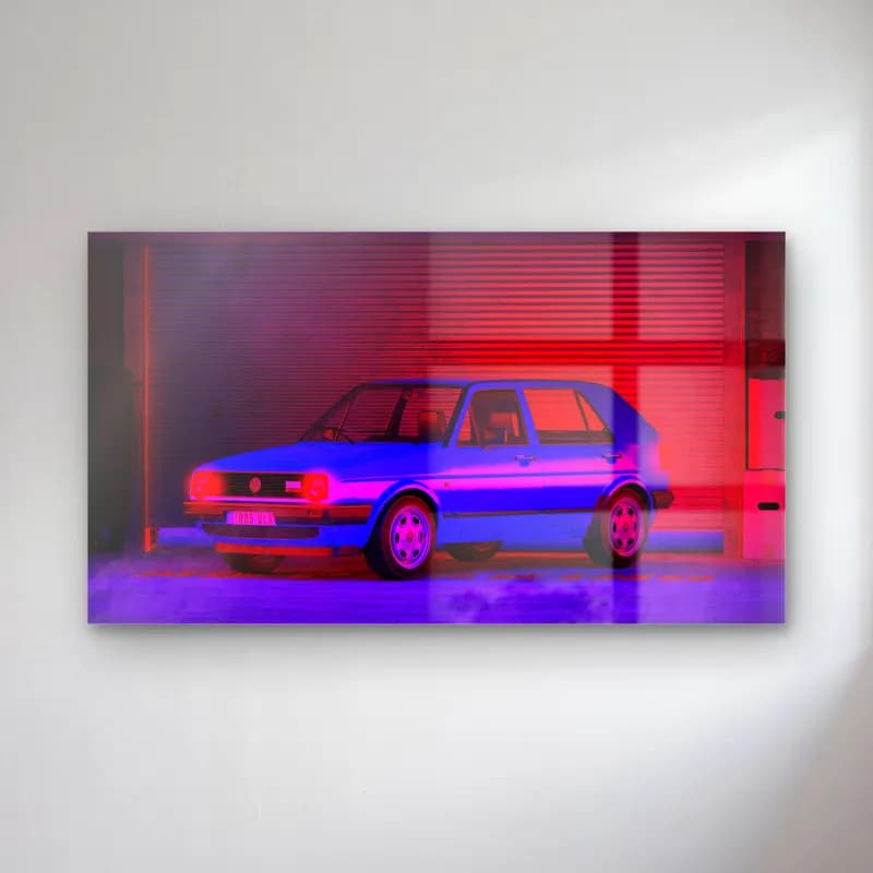 Neon Garajda Klasik Hatchback cam tablo — Kırmızı panjur önünde mavi neon ışıkla aydınlanan retro hatchback otomobil