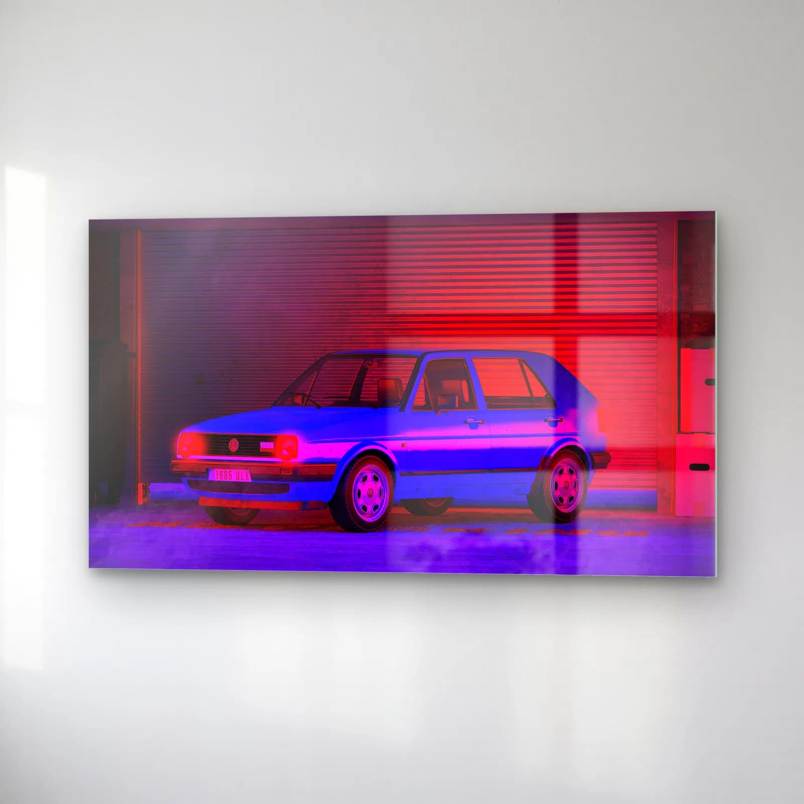 Neon Garajda Klasik Hatchback cam tablo — sağ açıdan görünüm