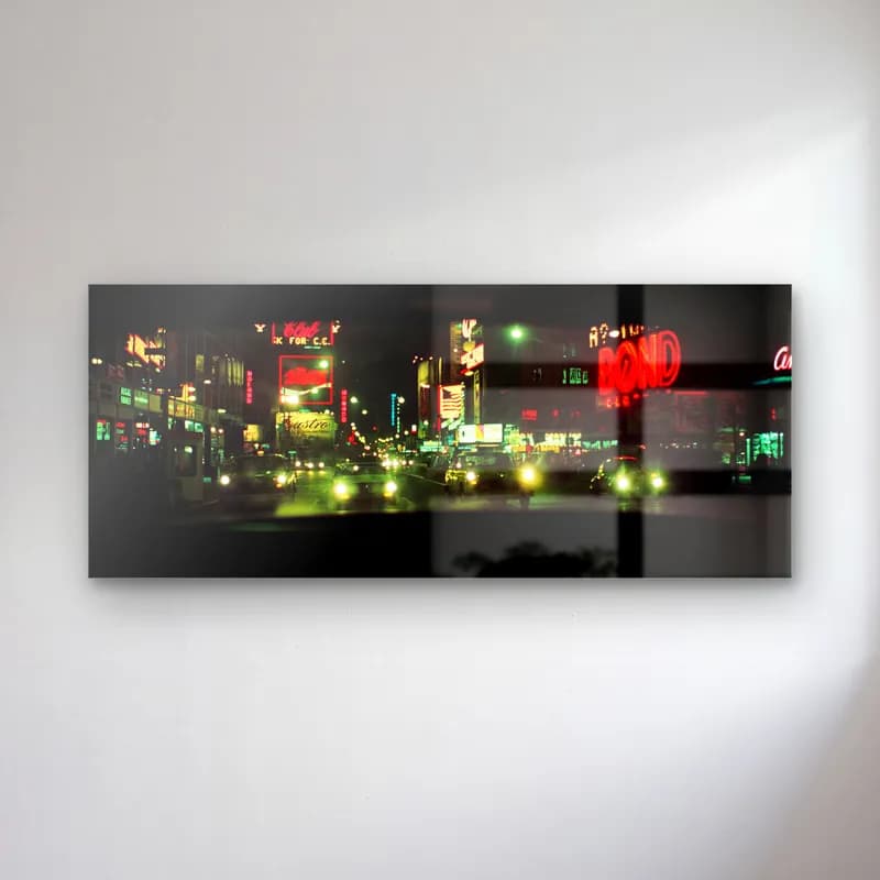 Retro New York Neon Gecesi cam tablo — Neon tabelalar ve araba farlarıyla aydınlanan gece caddesi