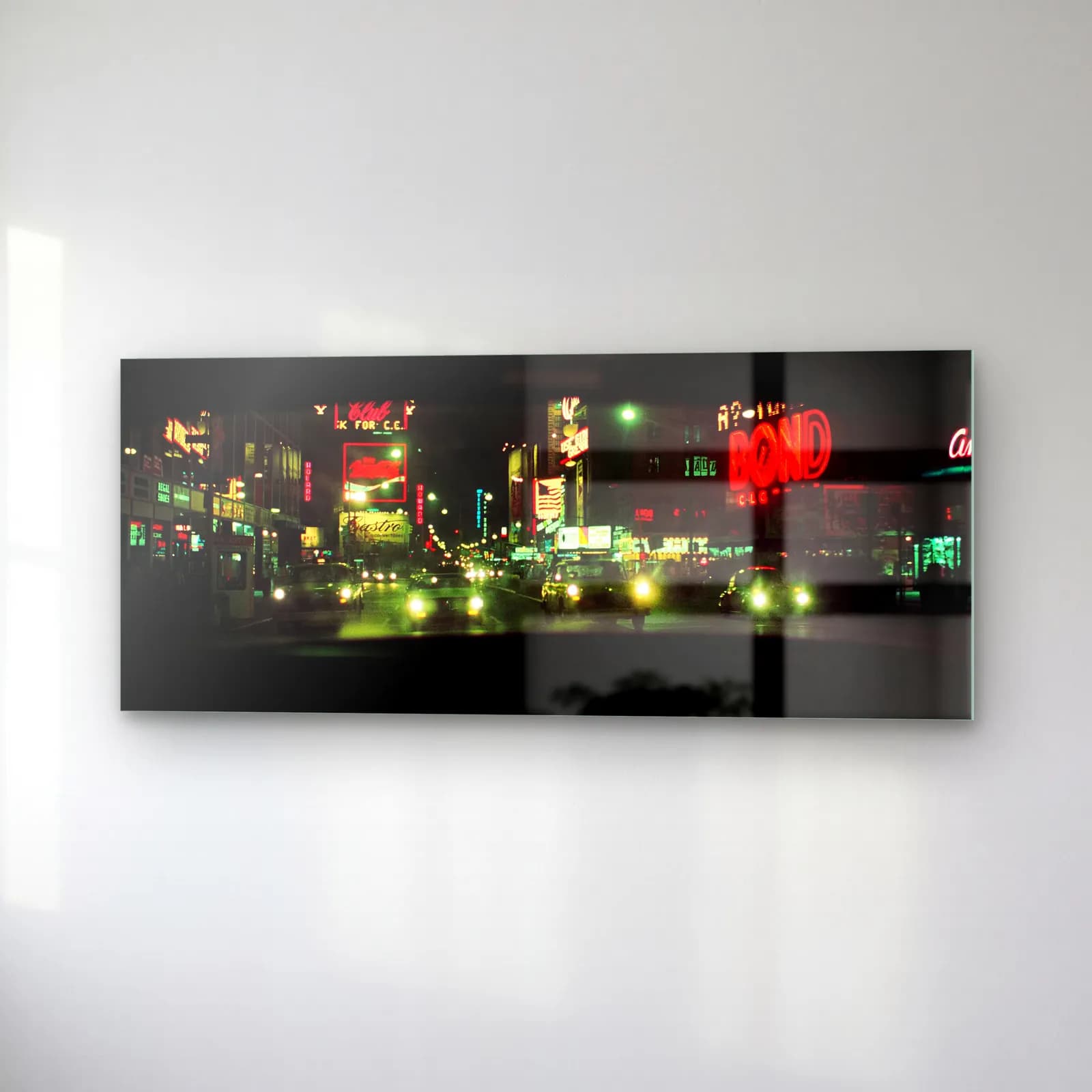 Retro New York Neon Gecesi cam tablo — sağ açıdan görünüm