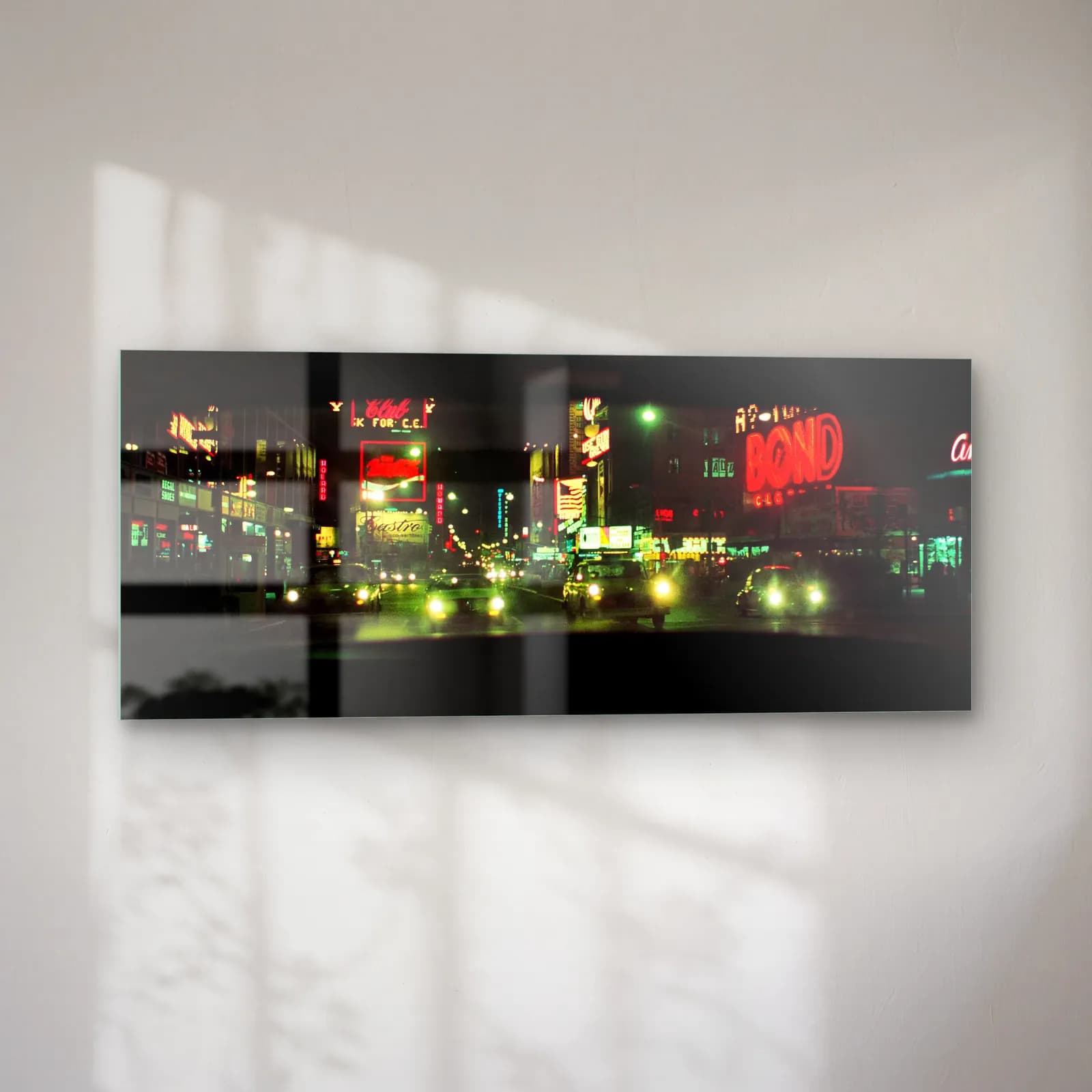 Retro New York Neon Gecesi cam tablo — sol açıdan görünüm