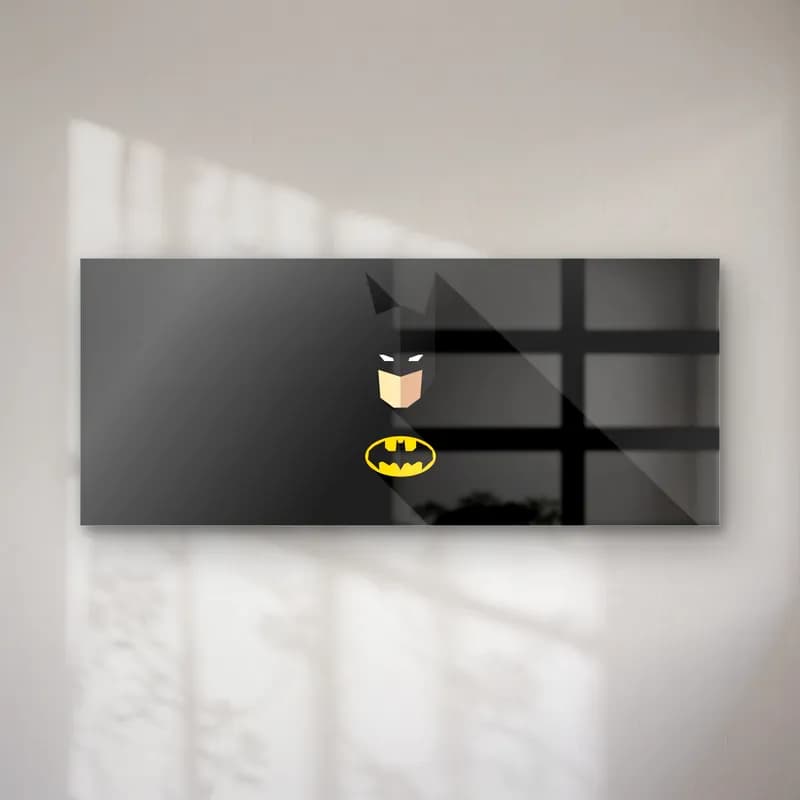 Minimal Batman Maskesi cam tablo — Siyah zeminde minimal Batman maskesi ve altında sarı yarasa logosu