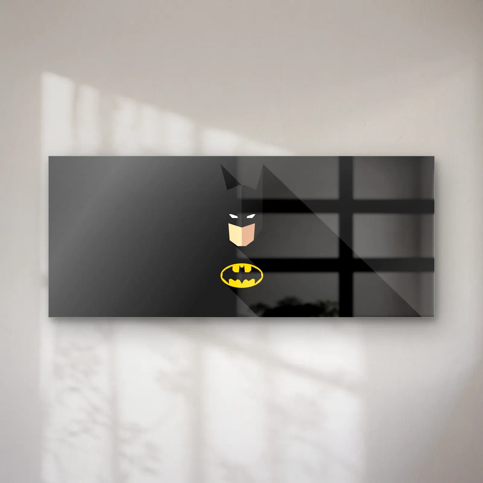 Minimal Batman Maskesi cam tablo — Siyah zeminde minimal Batman maskesi ve altında sarı yarasa logosu