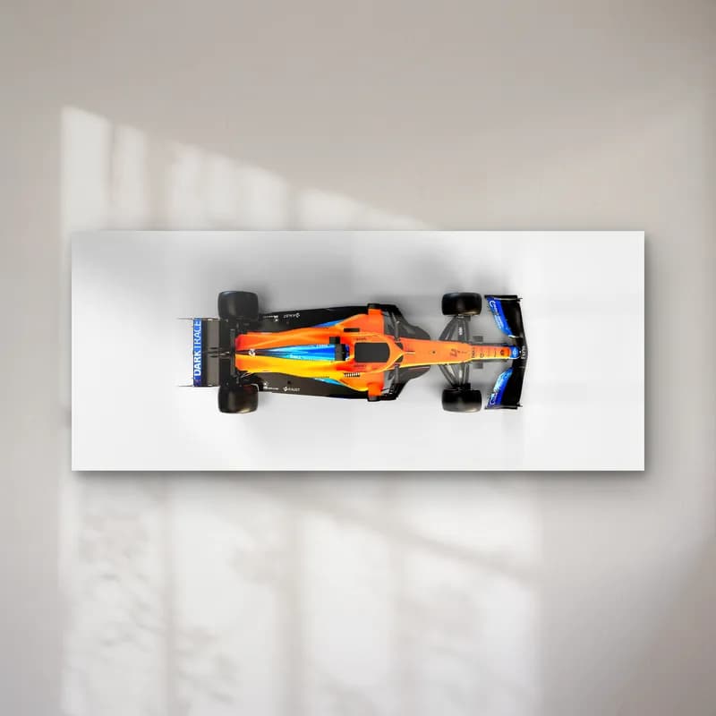 Kuşbakışı McLaren F1 Aracı cam tablo — Beyaz zeminde yukarıdan görülen turuncu ve mavi McLaren F1 aracı