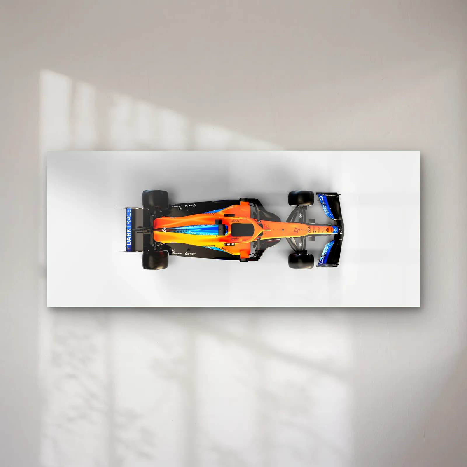 Kuşbakışı McLaren F1 Aracı cam tablo — Beyaz zeminde yukarıdan görülen turuncu ve mavi McLaren F1 aracı