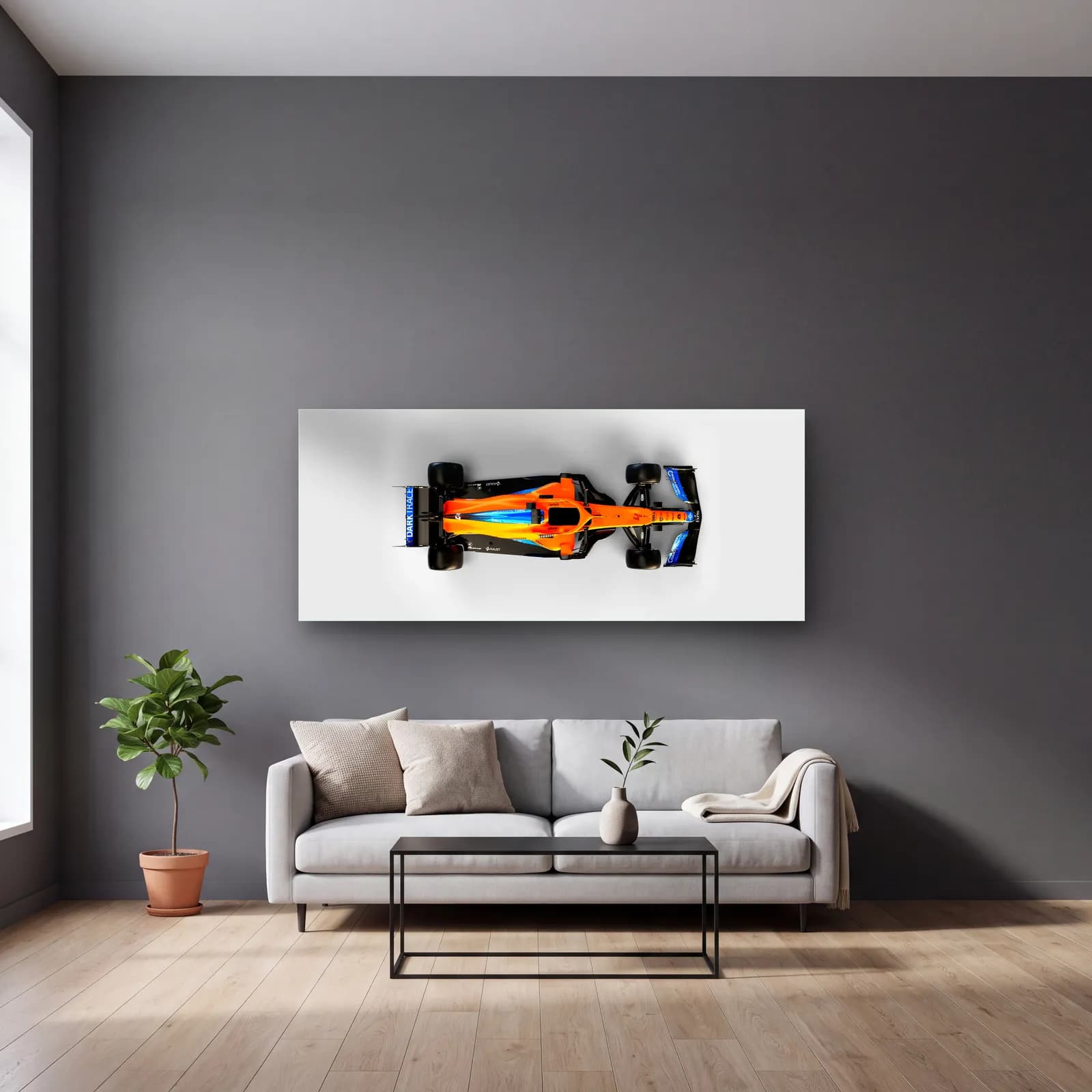 Kuşbakışı McLaren F1 Aracı cam tablo — gri duvarlı salonda