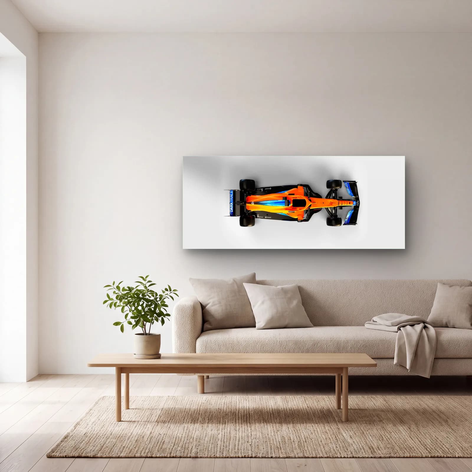 Kuşbakışı McLaren F1 Aracı cam tablo — açık renk salonda