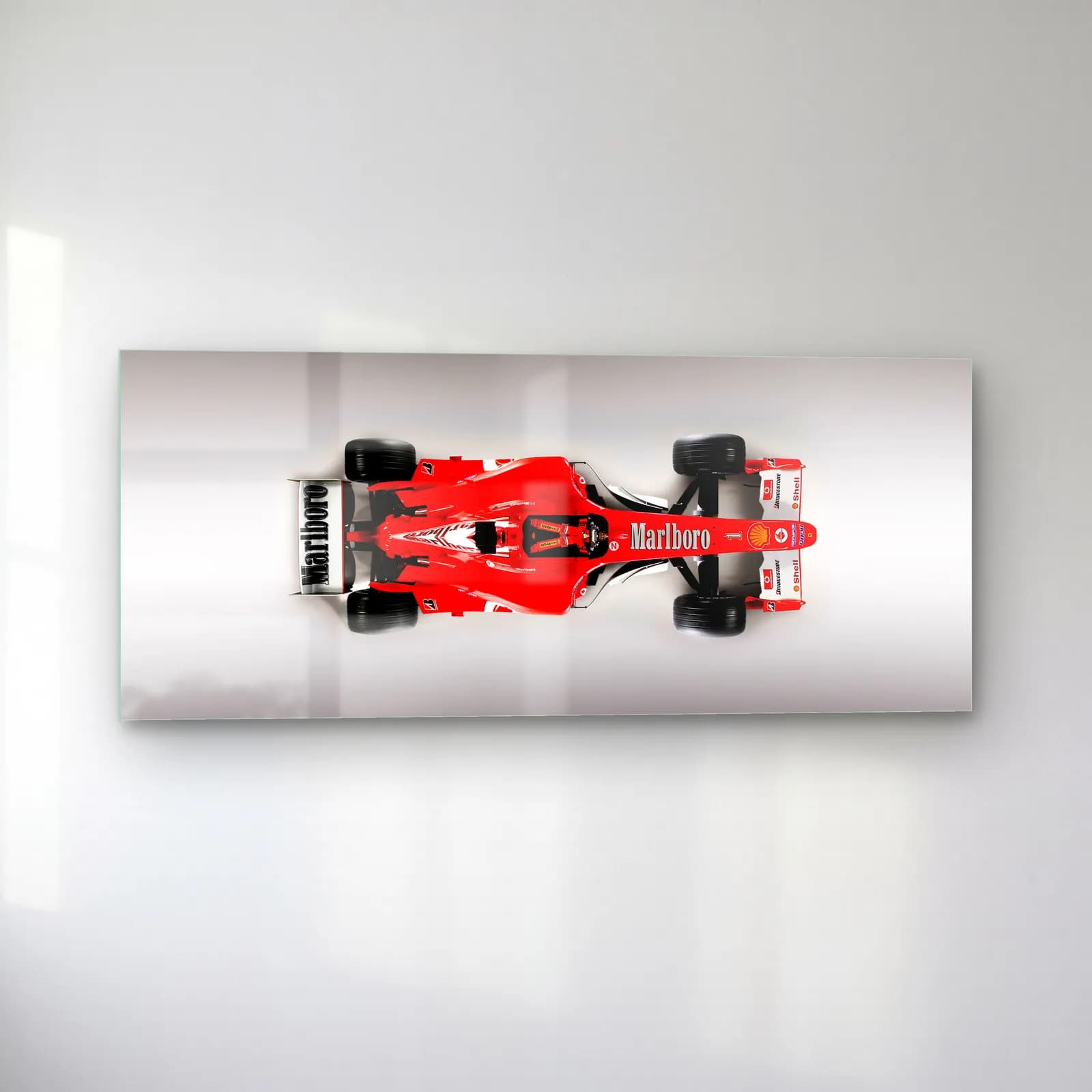 Retro Desenli Kırmızı Ferrari F1 cam tablo — sol açıdan görünüm