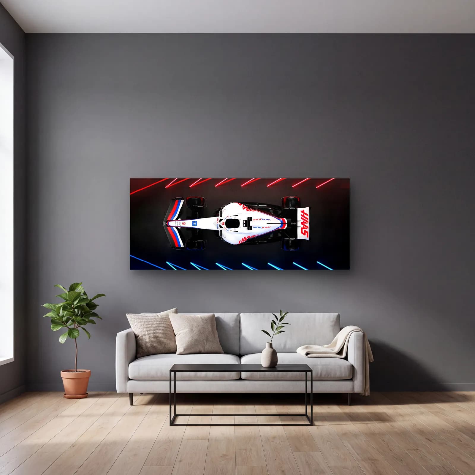 Neon Pistte Haas F1 cam tablo — gri duvarlı salonda