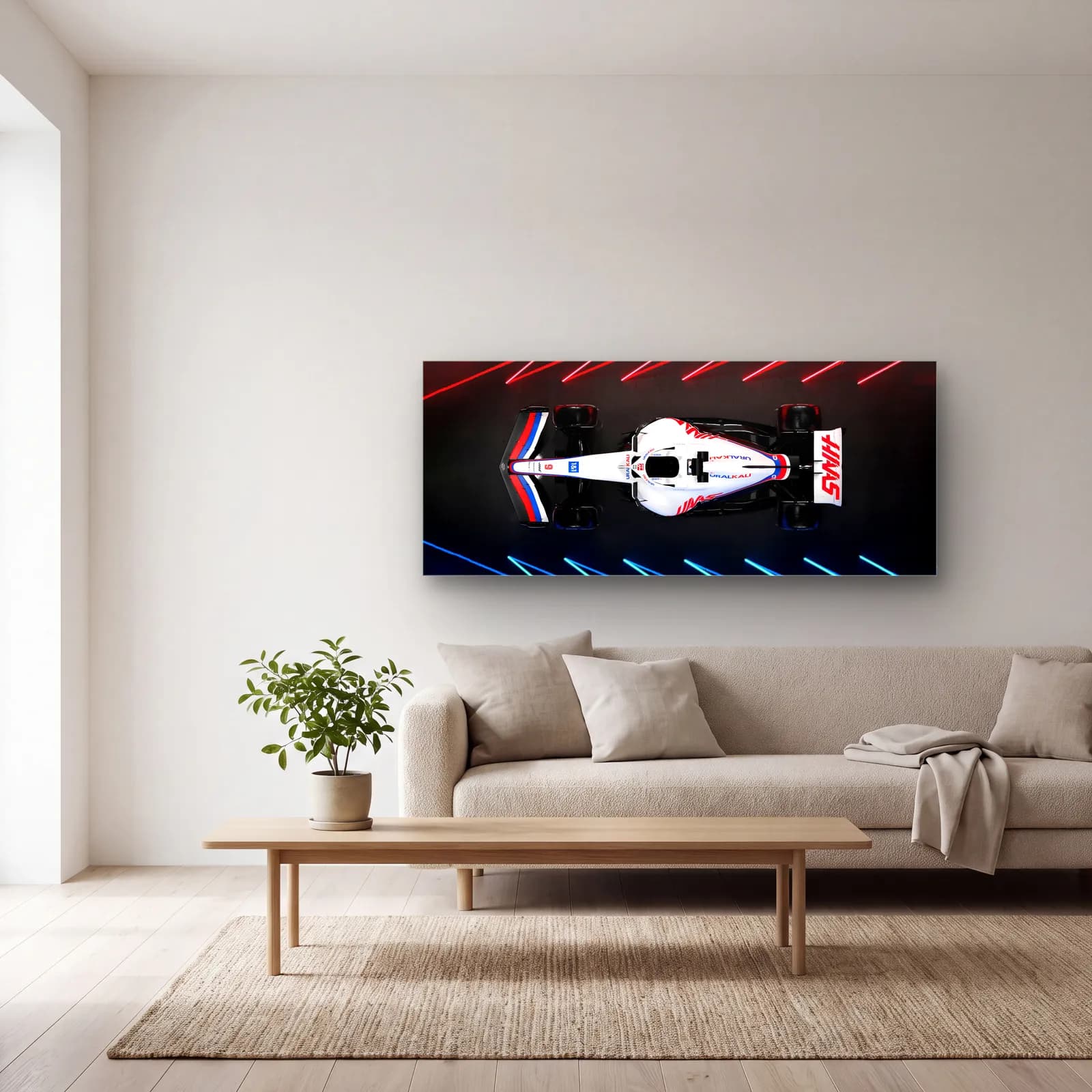 Neon Pistte Haas F1 cam tablo — açık renk salonda