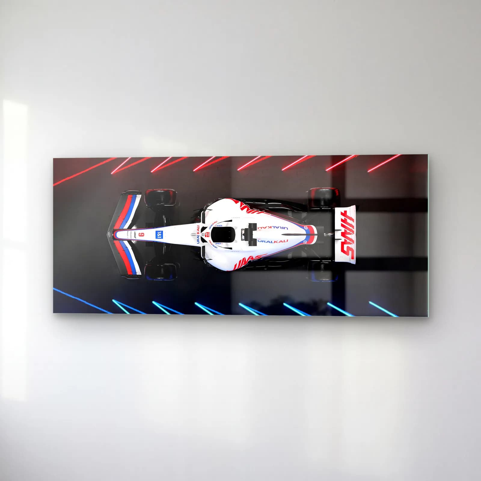 Neon Pistte Haas F1 cam tablo — sağ açıdan görünüm