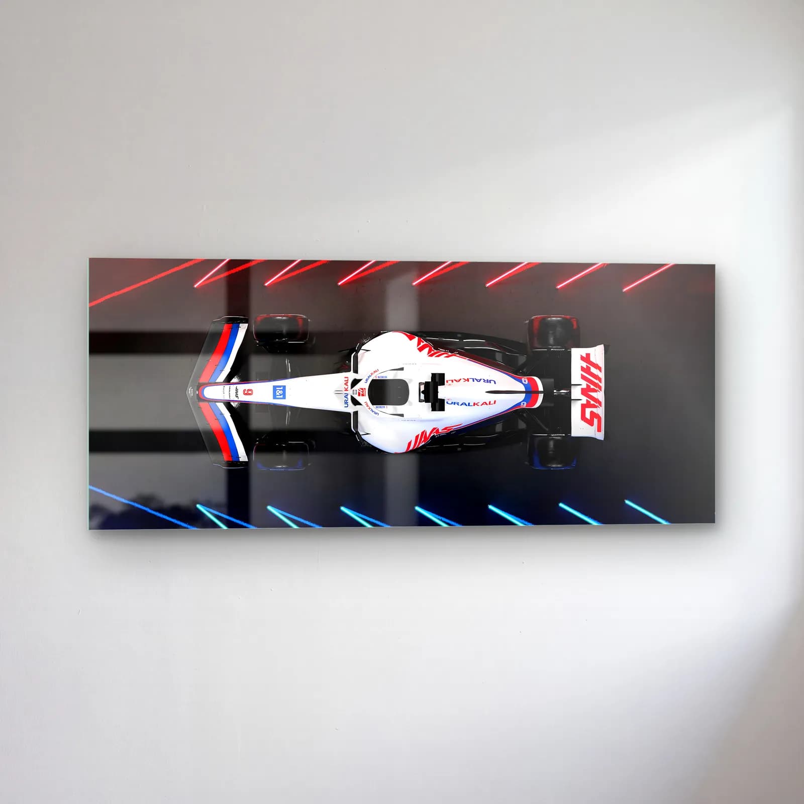 Neon Pistte Haas F1 cam tablo — sol açıdan görünüm