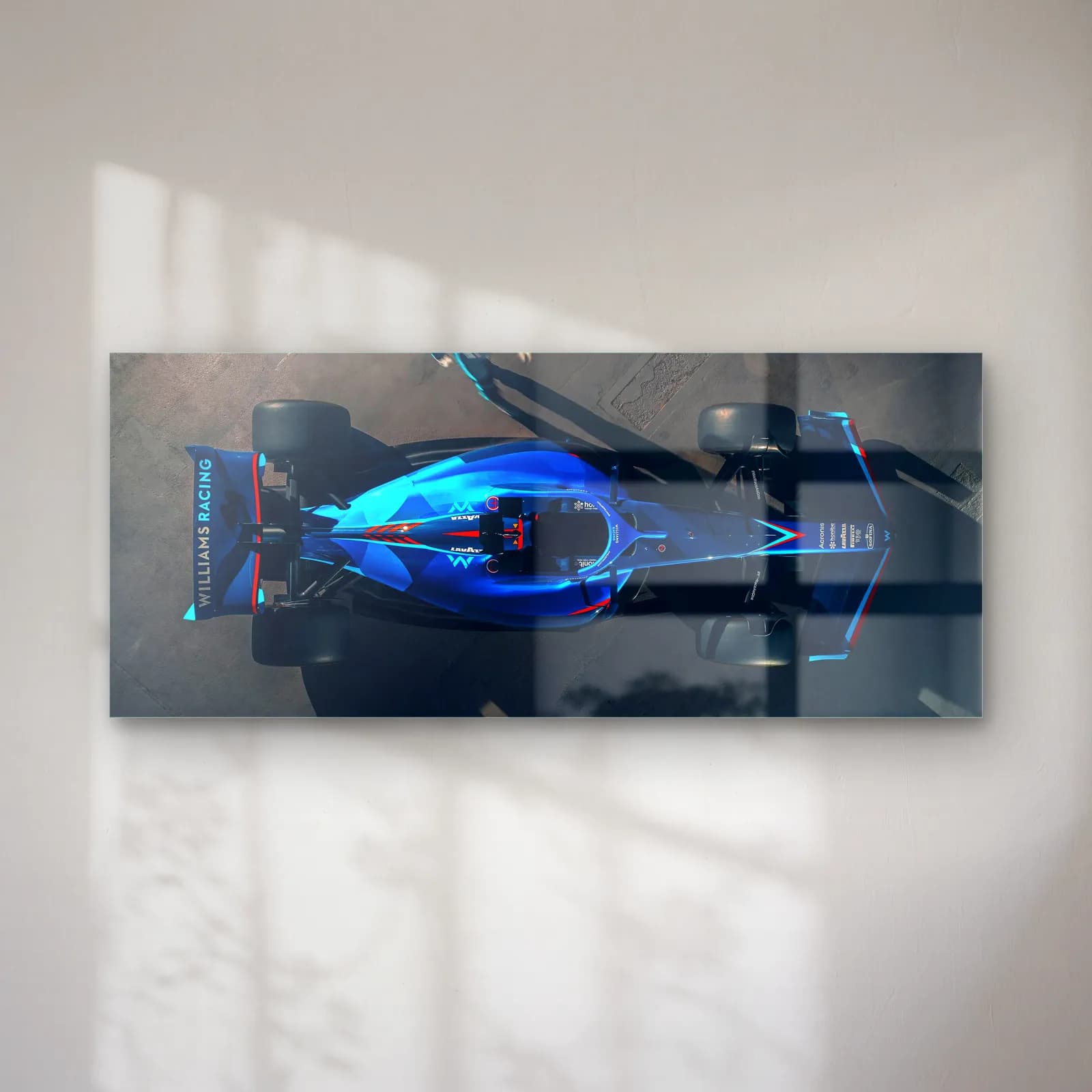 Kuşbakışı Williams F1 Aracı cam tablo — Koyu zeminde yukarıdan görülen parlak mavi Williams F1 aracı
