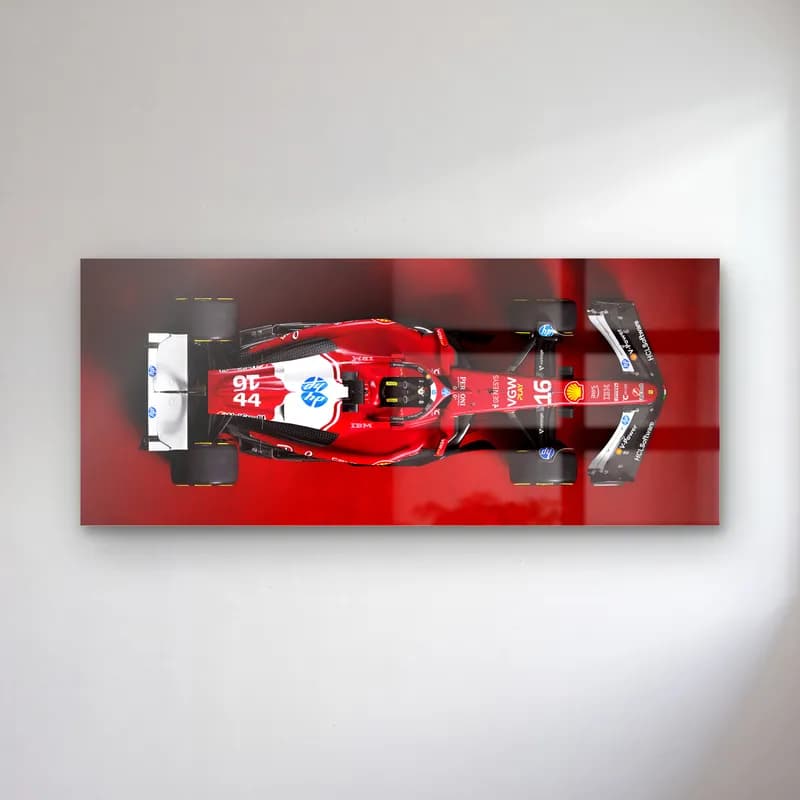 Kırmızı Zeminde Alfa Romeo F1 cam tablo — Kırmızı zeminde yukarıdan görülen kırmızı beyaz Alfa Romeo F1 aracı