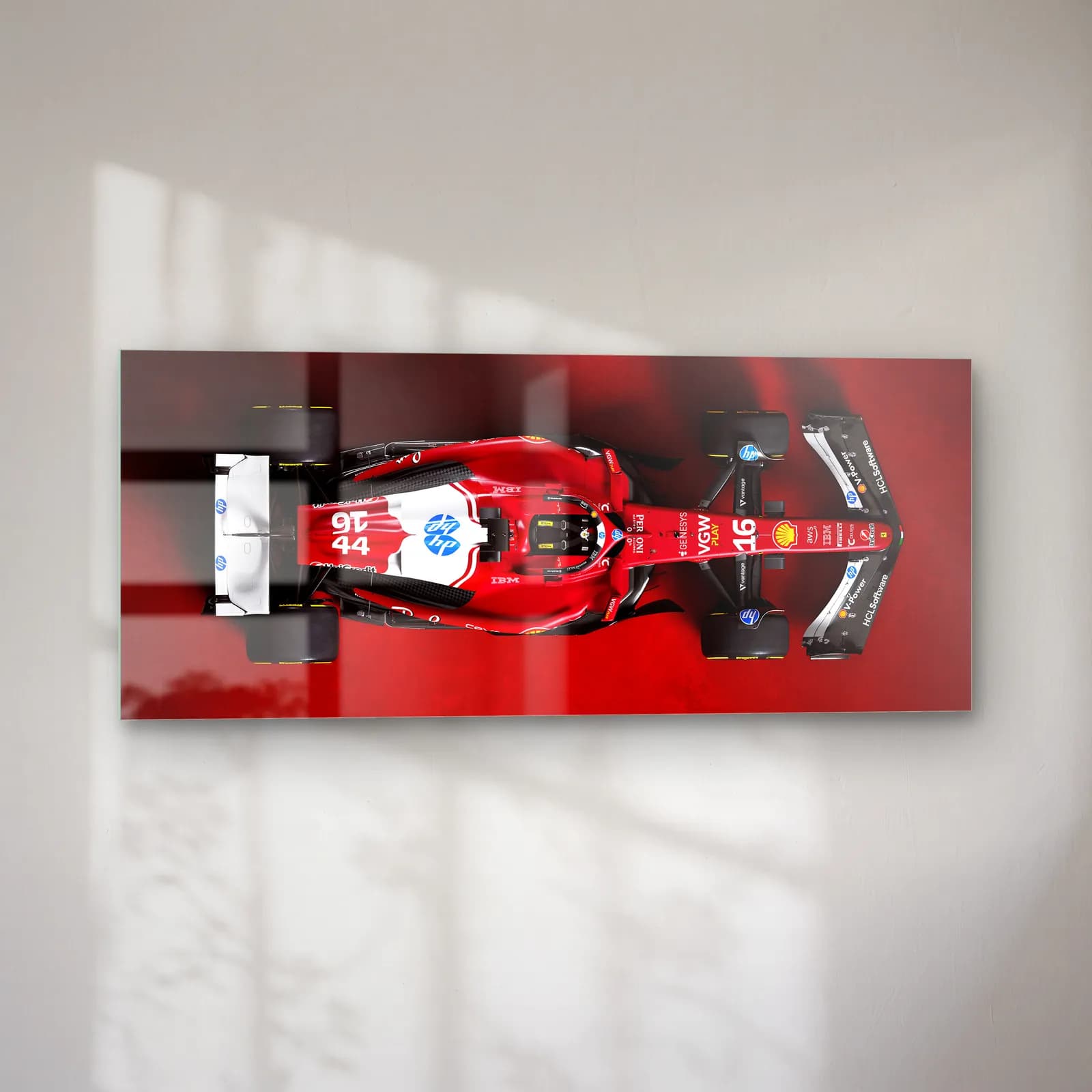 Kırmızı Zeminde Alfa Romeo F1 cam tablo — sol açıdan görünüm