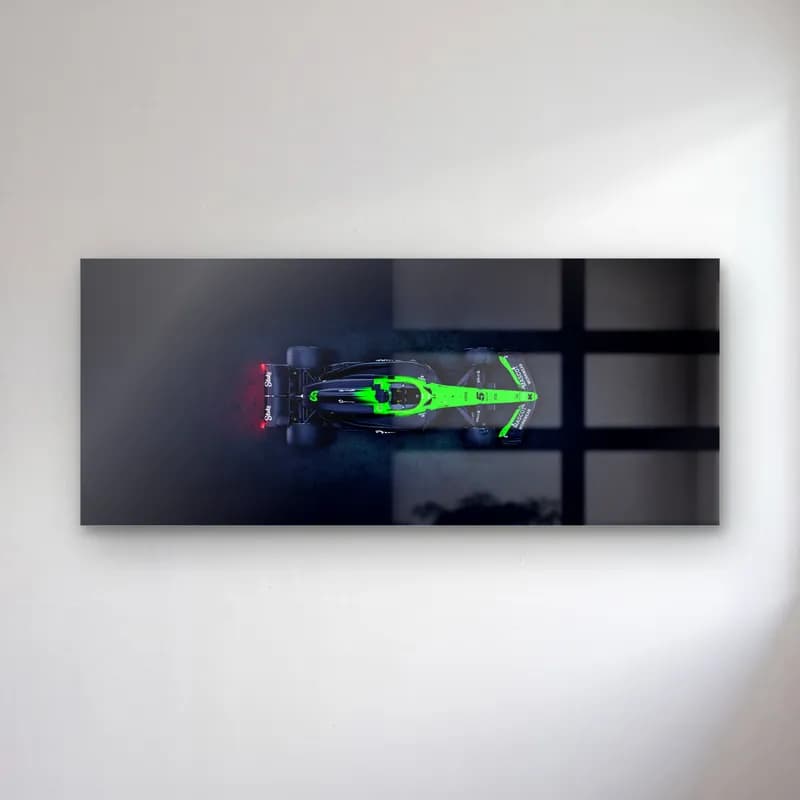 Neon Yeşil Sauber F1 cam tablo — Koyu zeminde yukarıdan görülen siyah ve neon yeşil Sauber F1 aracı
