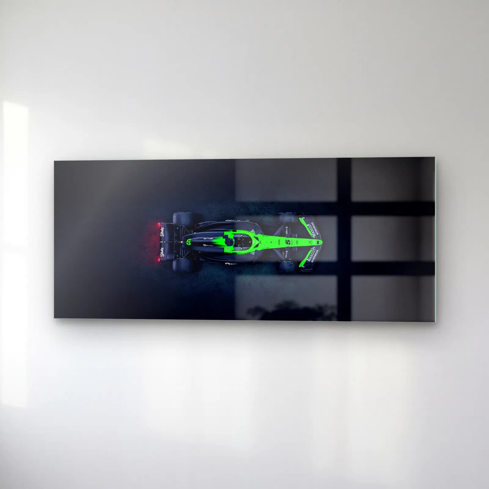 Neon Yeşil Sauber F1 cam tablo — sağ açıdan görünüm