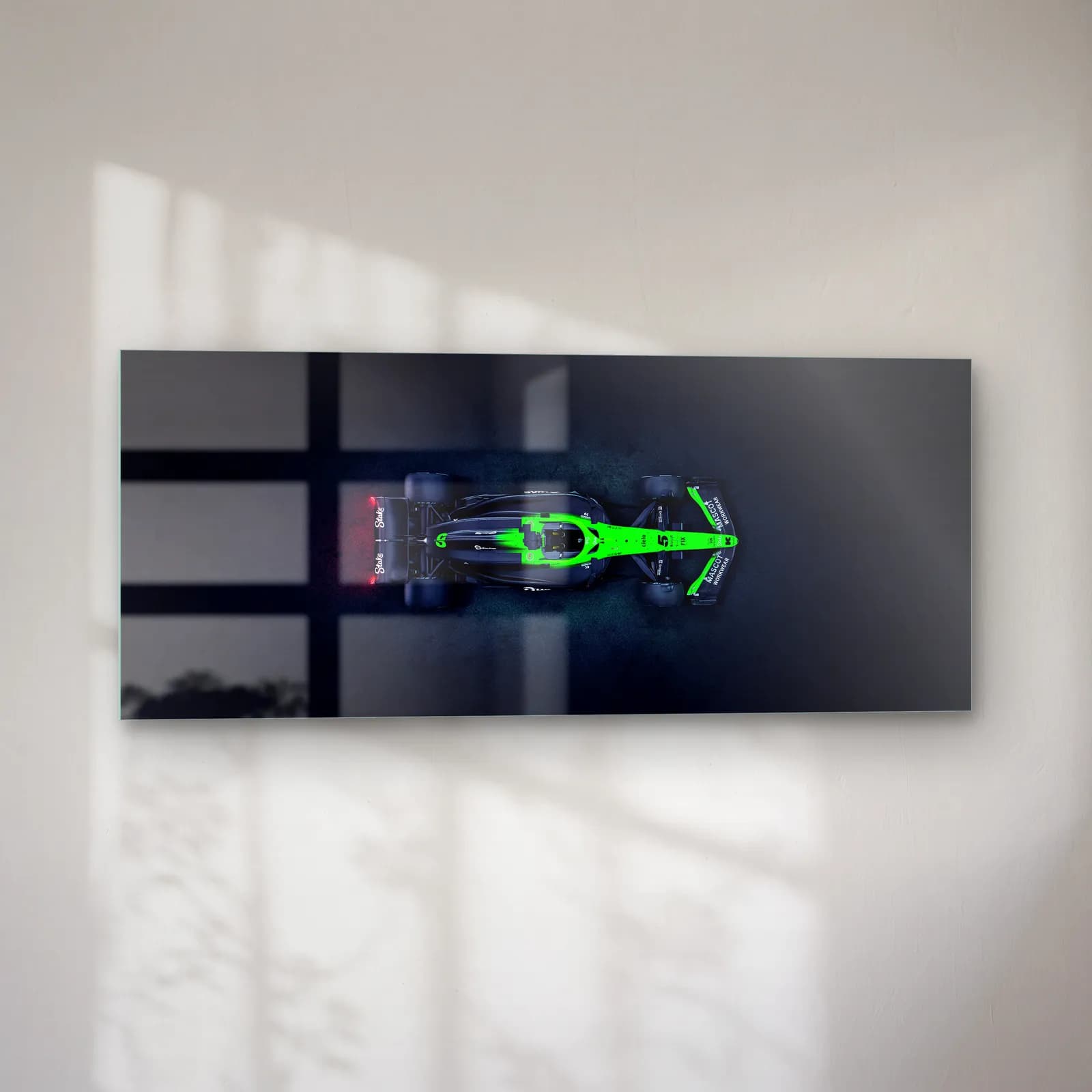 Neon Yeşil Sauber F1 cam tablo — sol açıdan görünüm