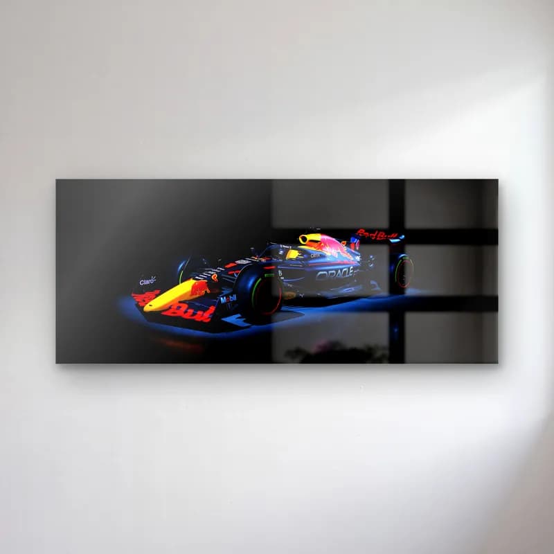 Karanlıkta Red Bull F1 Profil cam tablo — Siyah zeminde mavi ışıkla aydınlanan lacivert Red Bull F1 aracı