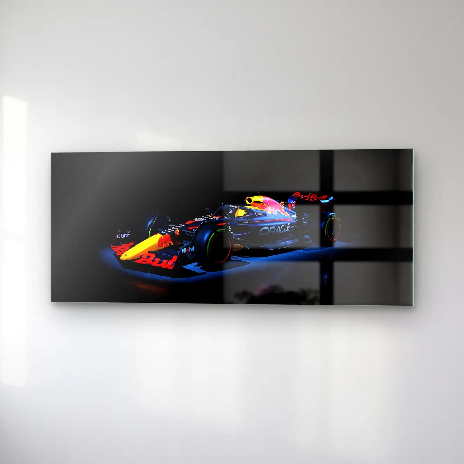 Karanlıkta Red Bull F1 Profil cam tablo — sağ açıdan görünüm