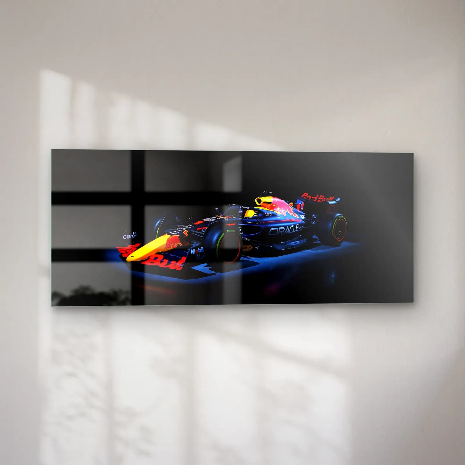 Karanlıkta Red Bull F1 Profil cam tablo — sol açıdan görünüm