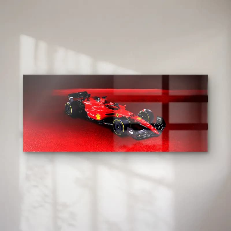 Kırmızı Dumanda Ferrari F1 cam tablo — Kırmızı duman efektli zeminde açılı duran kırmızı Ferrari F1 aracı
