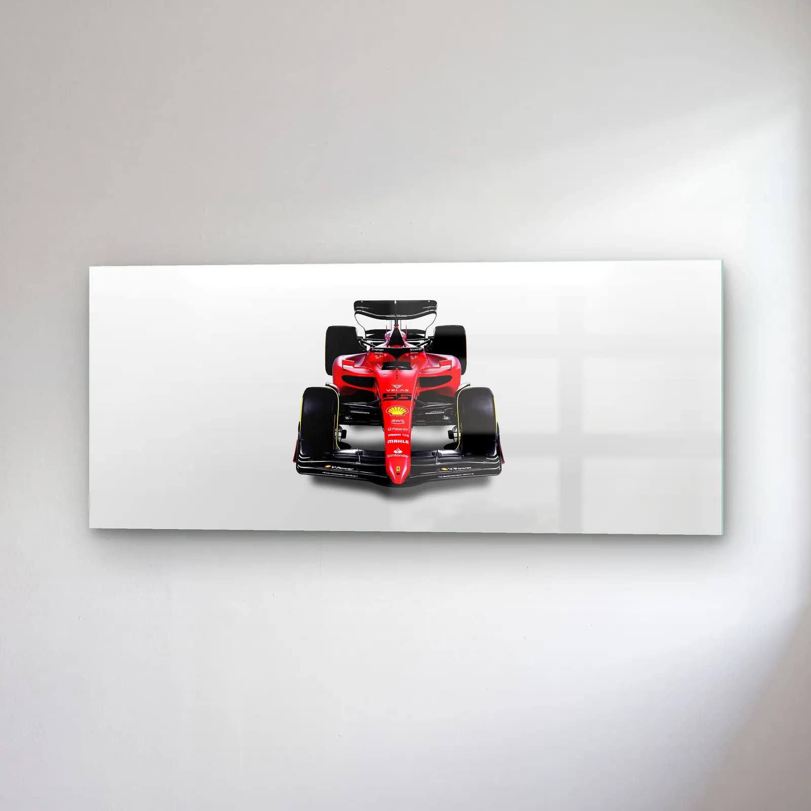 Beyaz Zeminde Önden Ferrari F1 cam tablo — sağ açıdan görünüm