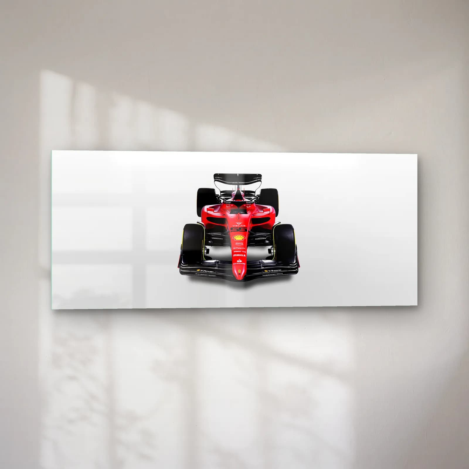 Beyaz Zeminde Önden Ferrari F1 cam tablo — sol açıdan görünüm
