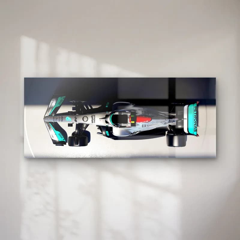Kuşbakışı Mercedes F1 Aracı cam tablo — Açık zeminde yukarıdan görülen gümüş ve turkuaz Mercedes F1 aracı