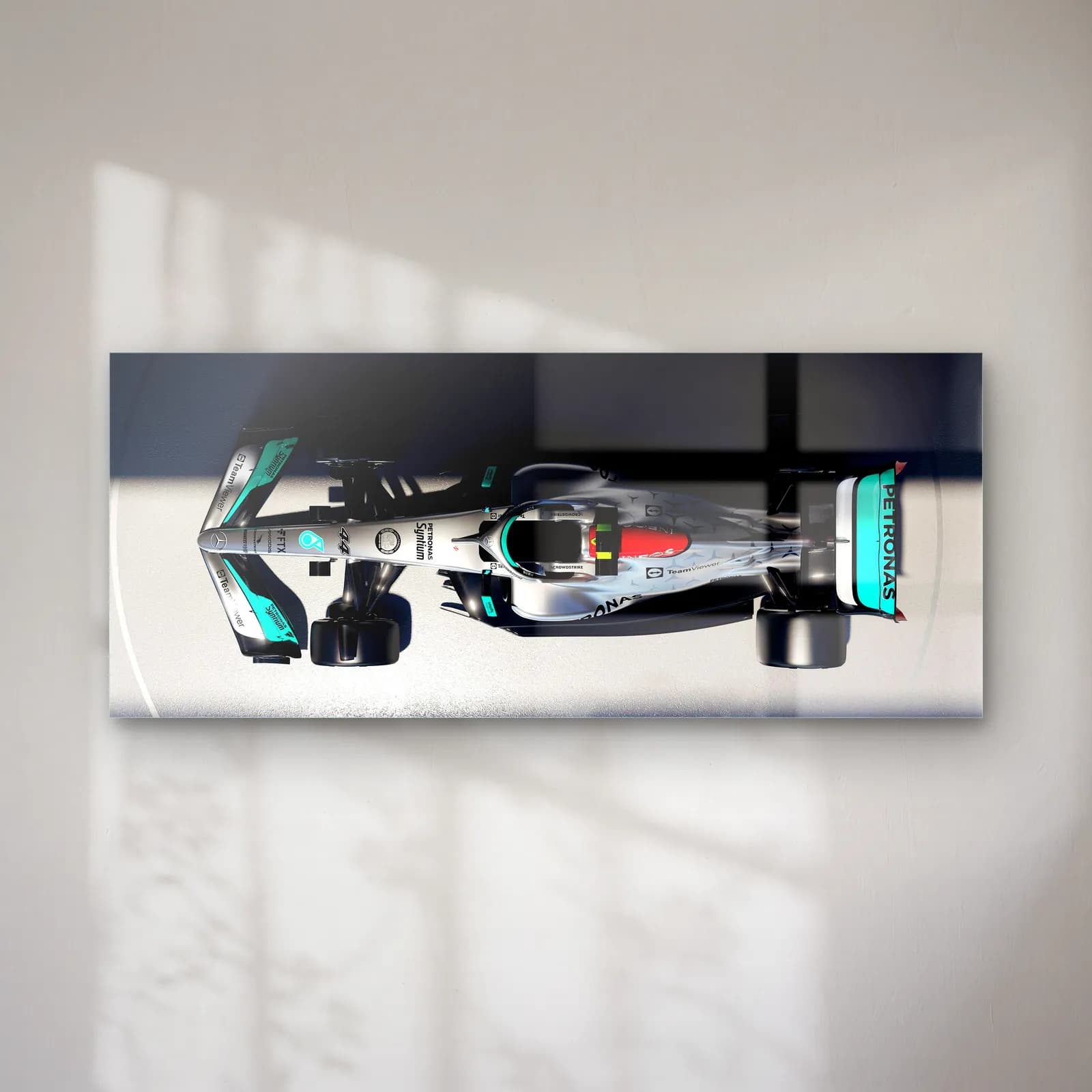 Kuşbakışı Mercedes F1 Aracı cam tablo — Açık zeminde yukarıdan görülen gümüş ve turkuaz Mercedes F1 aracı