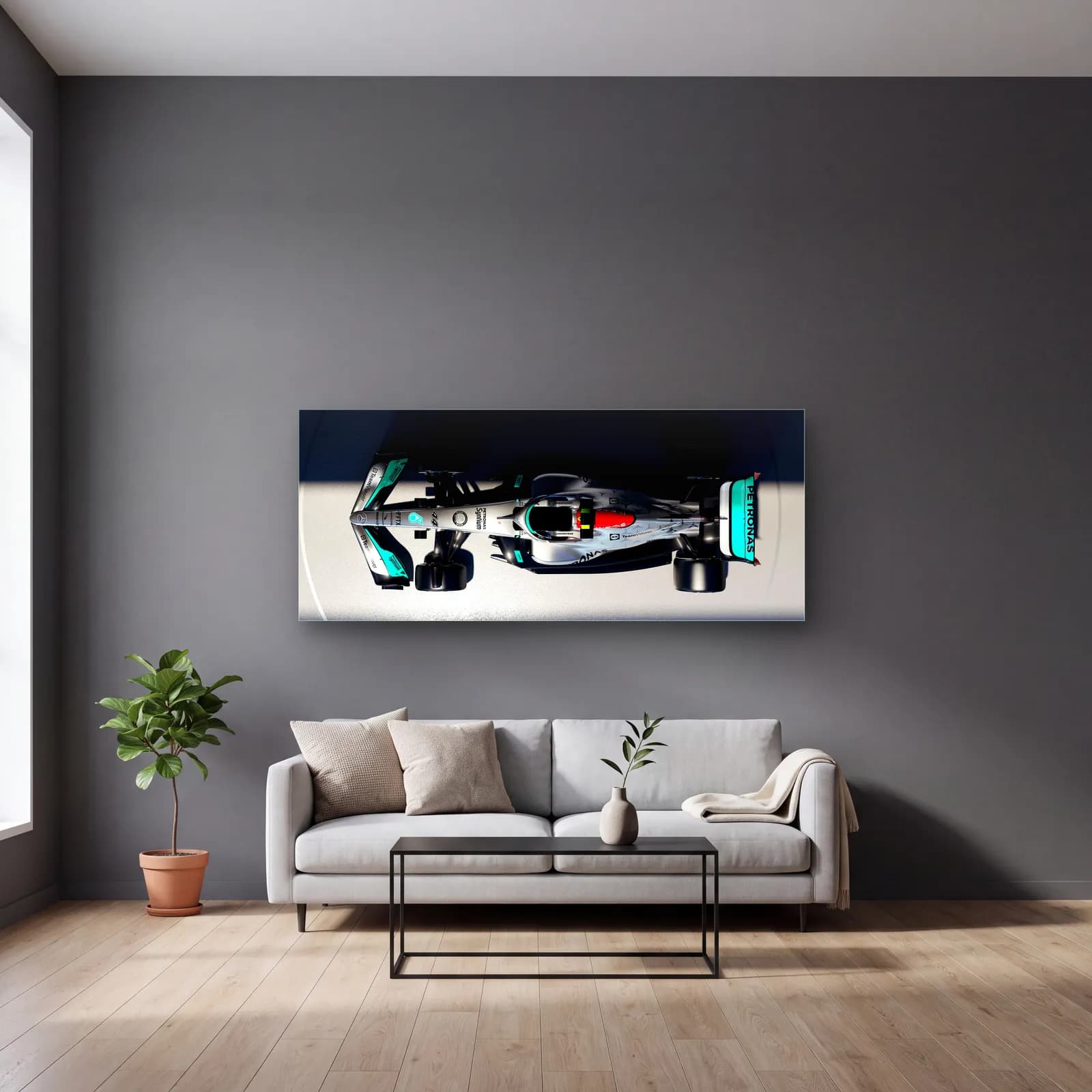 Kuşbakışı Mercedes F1 Aracı cam tablo — gri duvarlı salonda