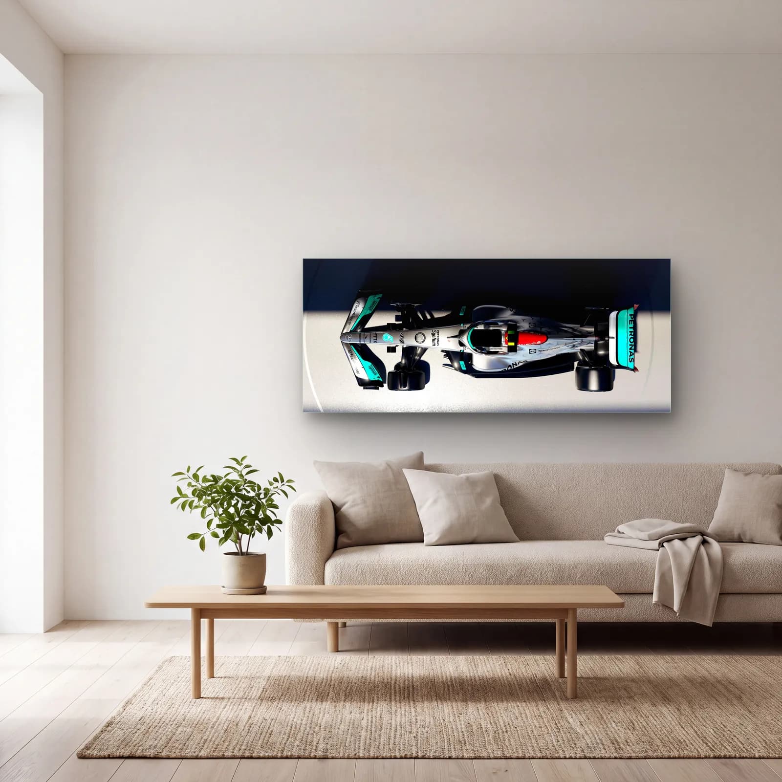 Kuşbakışı Mercedes F1 Aracı cam tablo — açık renk salonda