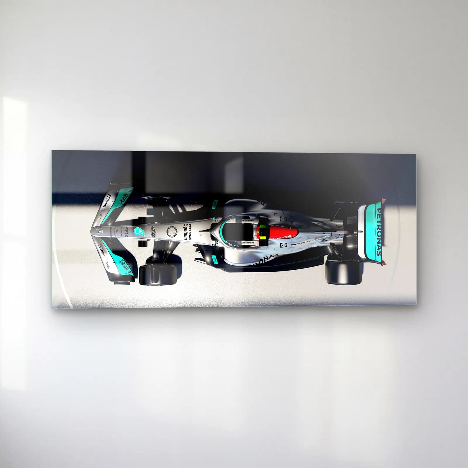 Kuşbakışı Mercedes F1 Aracı cam tablo — sol açıdan görünüm