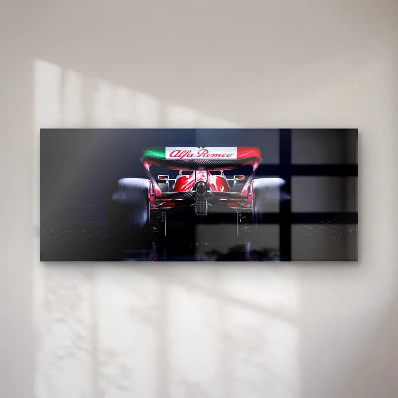Arkadan Alfa Romeo F1 cam tablo — Karanlık zeminde arkadan görülen kırmızı beyaz Alfa Romeo F1 aracı