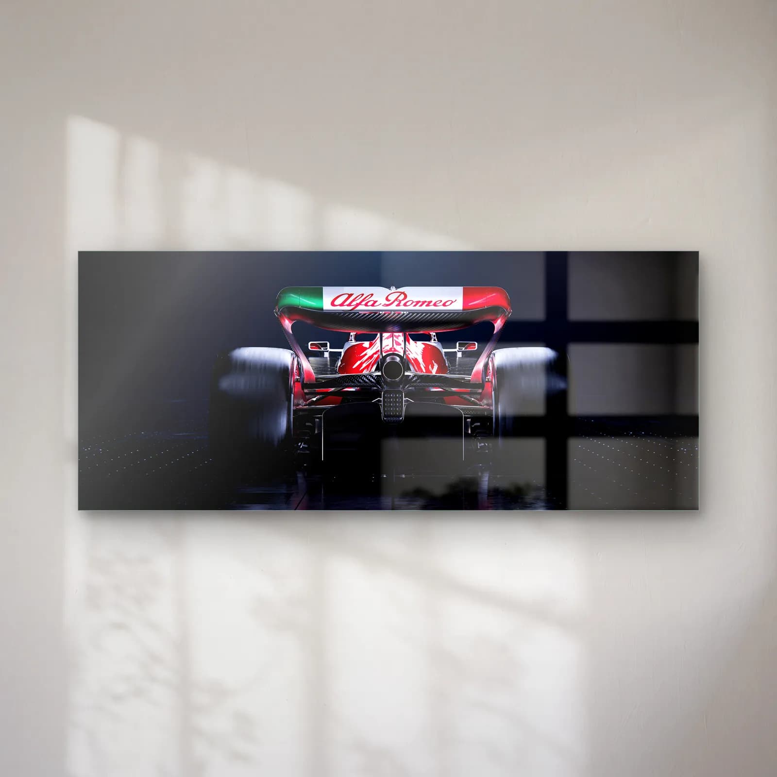 Arkadan Alfa Romeo F1 cam tablo — Karanlık zeminde arkadan görülen kırmızı beyaz Alfa Romeo F1 aracı