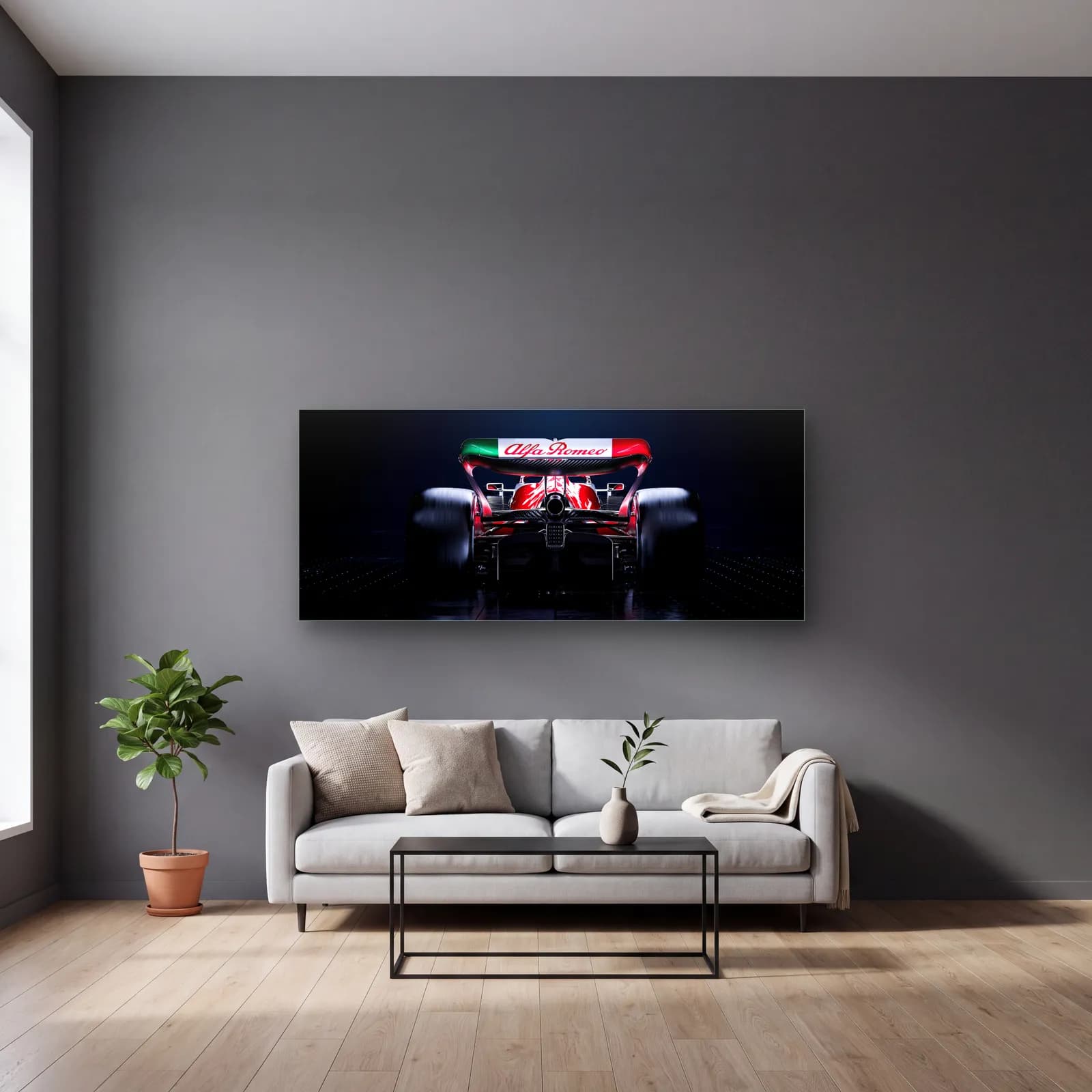 Arkadan Alfa Romeo F1 cam tablo — gri duvarlı salonda