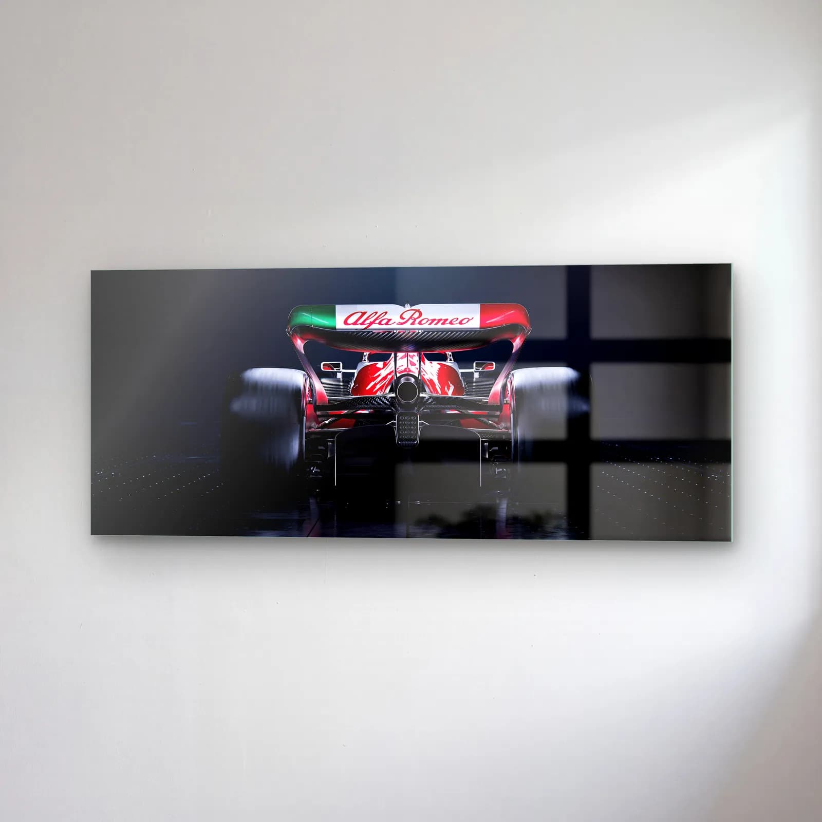 Arkadan Alfa Romeo F1 cam tablo — sağ açıdan görünüm