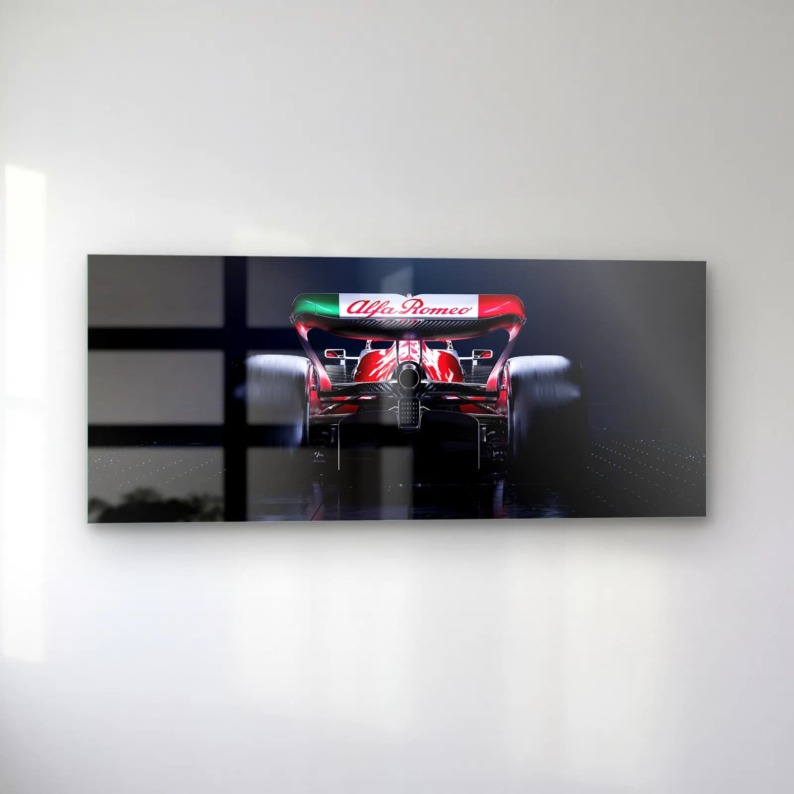 Arkadan Alfa Romeo F1 cam tablo — sol açıdan görünüm