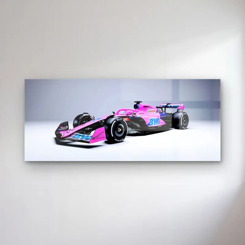 Pembe Alpine F1 Açılı Görünüm cam tablo — Beyaz zeminde açılı duran pembe ve mavi Alpine F1 aracı