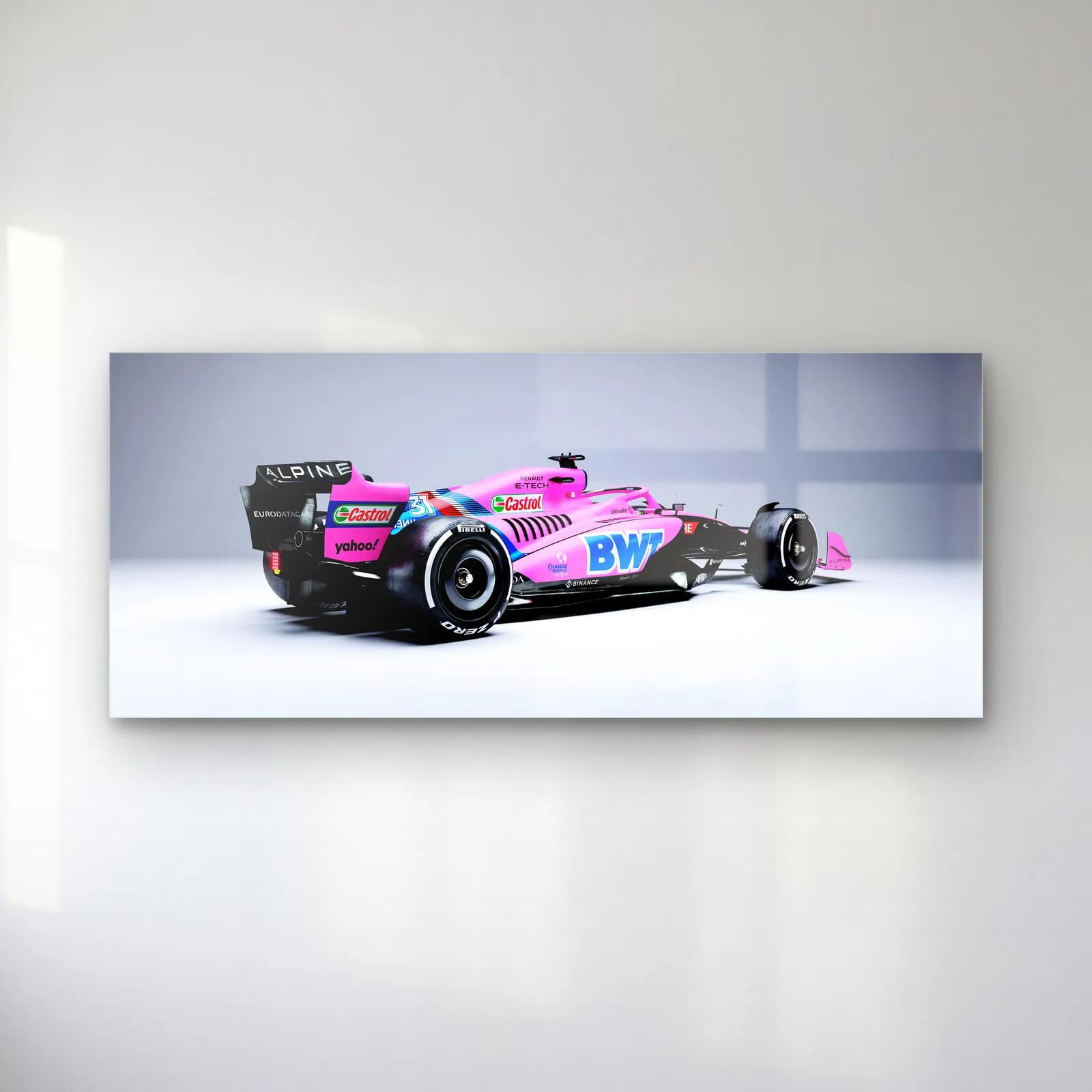 Stüdyoda Pembe Alpine F1 cam tablo — Beyaz stüdyoda açılı duran pembe ve mavi Alpine F1 aracı