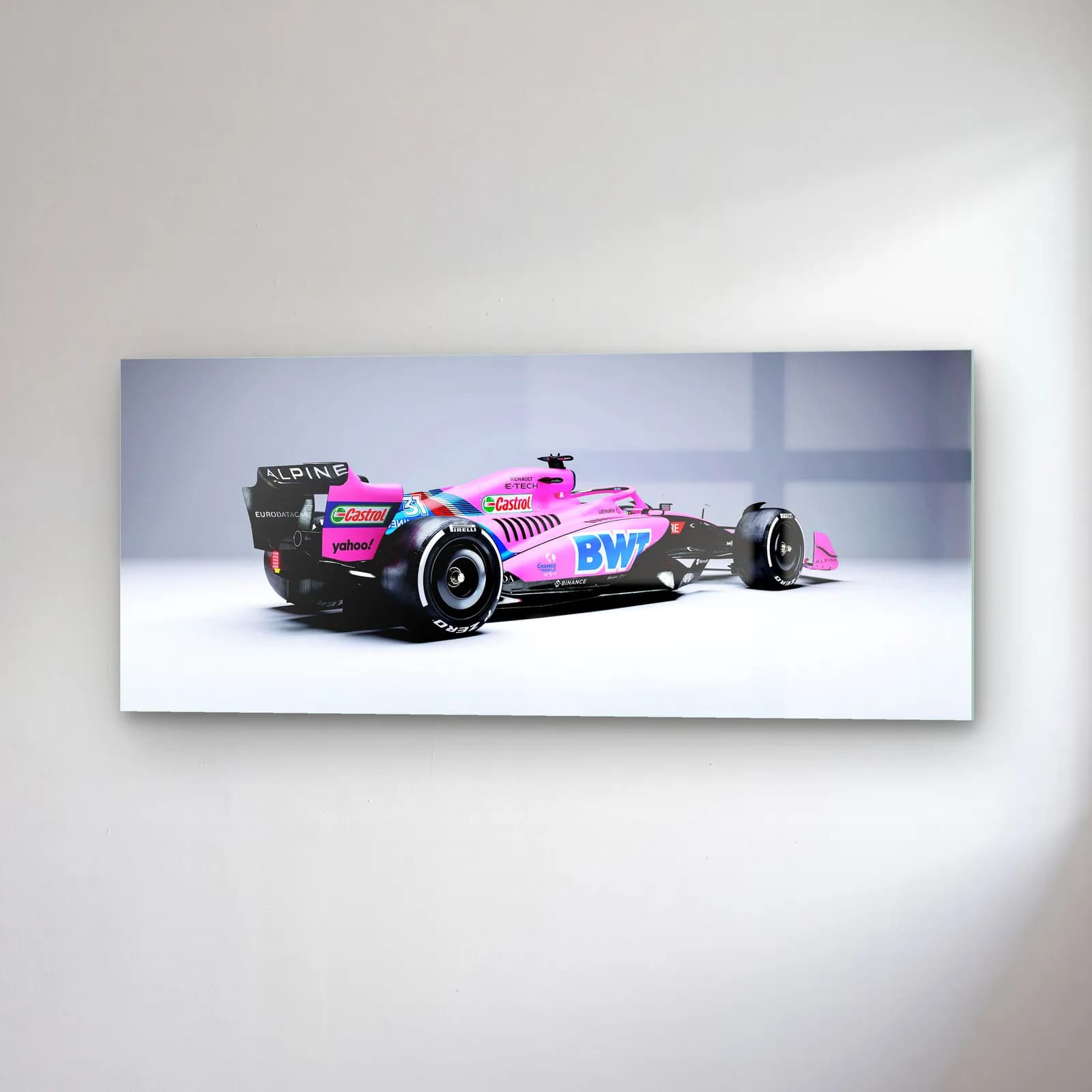 Stüdyoda Pembe Alpine F1 cam tablo — sağ açıdan görünüm