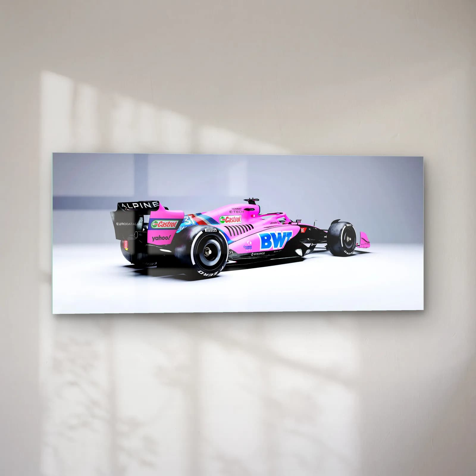 Stüdyoda Pembe Alpine F1 cam tablo — sol açıdan görünüm