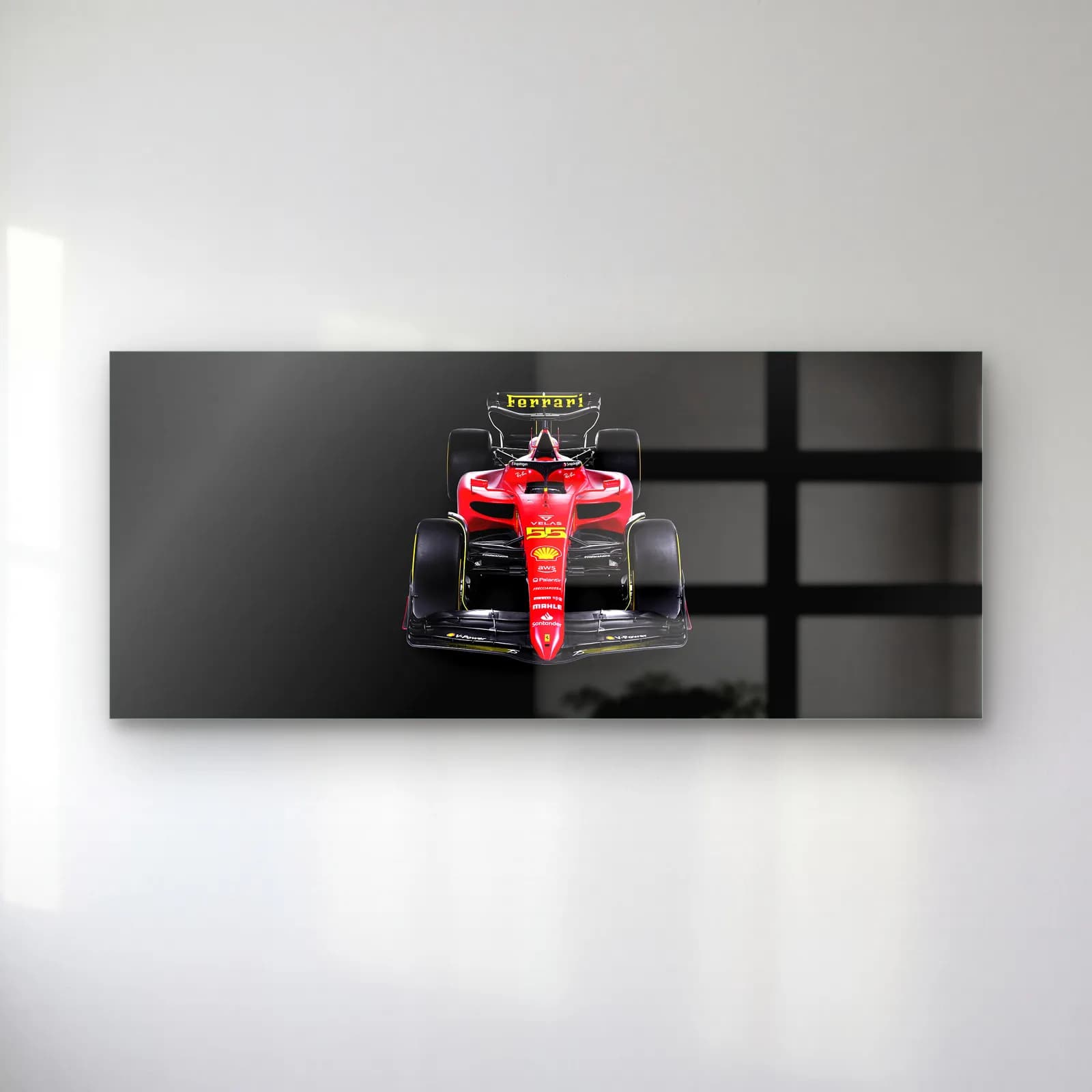 Karanlıkta Önden Ferrari F1 cam tablo — Koyu zeminde önden görülen kırmızı Ferrari F1 aracı
