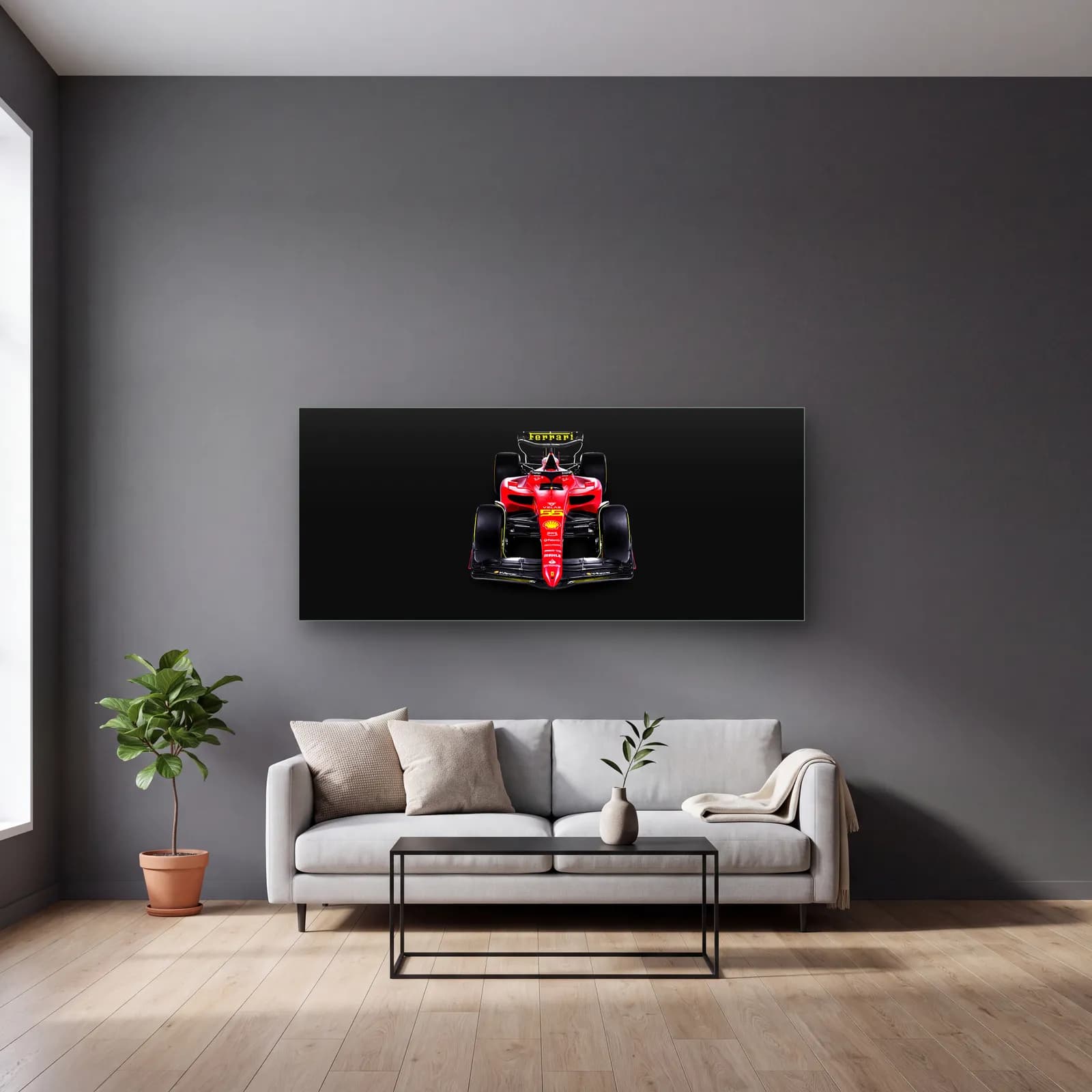 Karanlıkta Önden Ferrari F1 cam tablo — gri duvarlı salonda